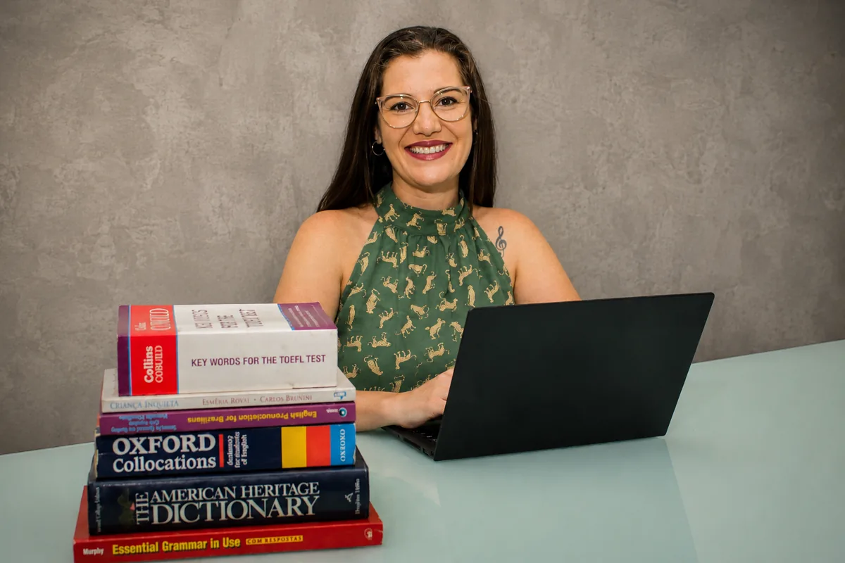 Flora Almeida, professora da Inglês Witty, em ambiente de aula online